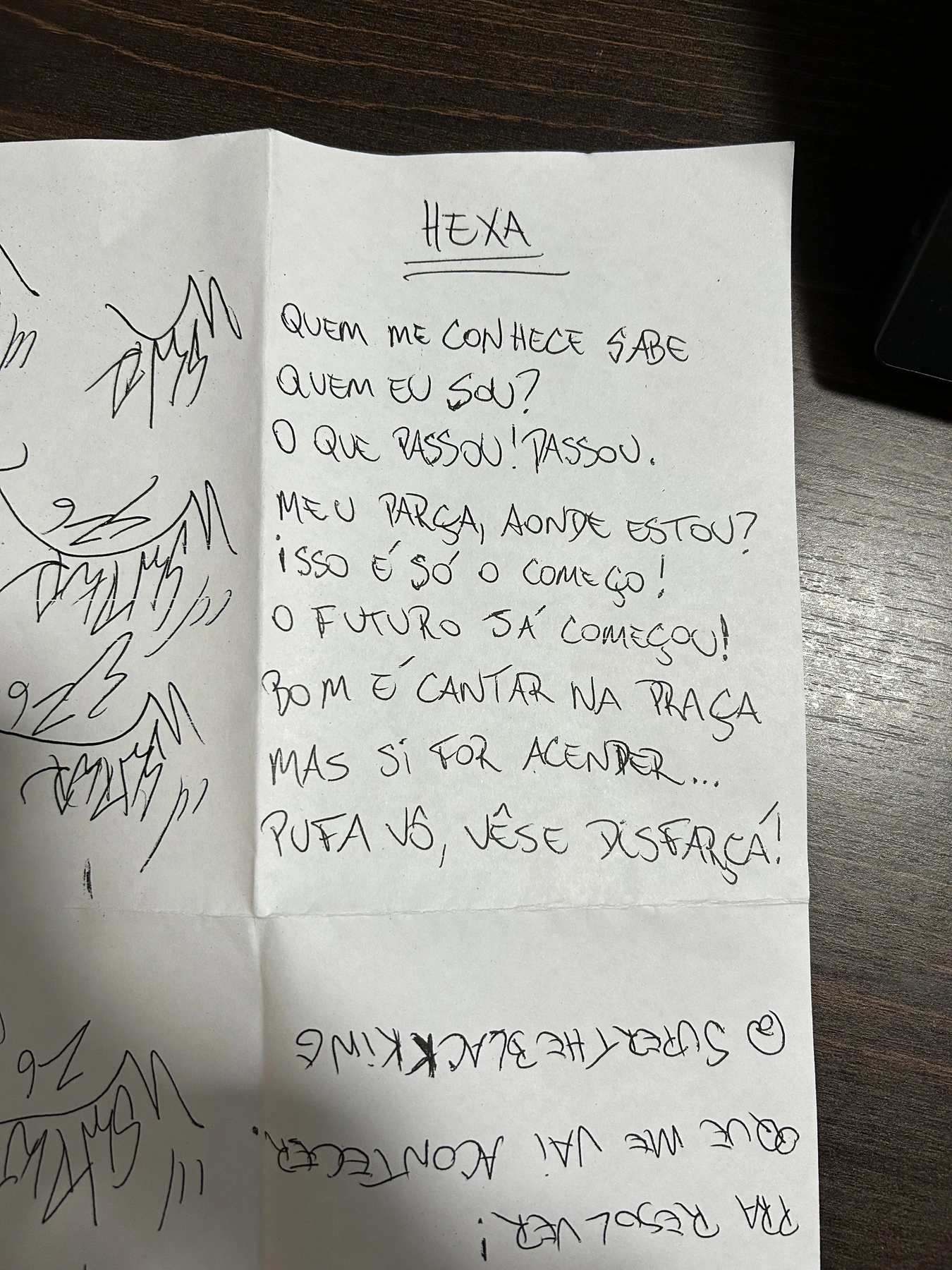 Letra HEXA escrita em papel pelo artista SAGAZETOKO.